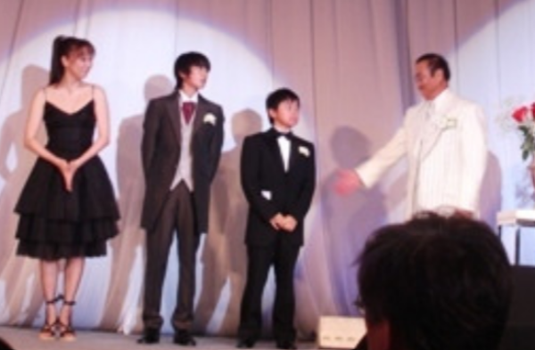 千葉真一の結婚披露宴で新田真剣佑と眞栄田郷敦と真瀬樹里がステージに登壇している